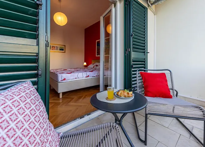 Red Apartament